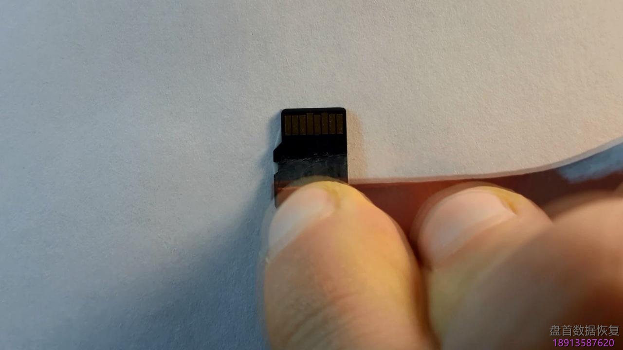 使用玻璃纤维笔刷打磨一体Flash封装MicroSD卡