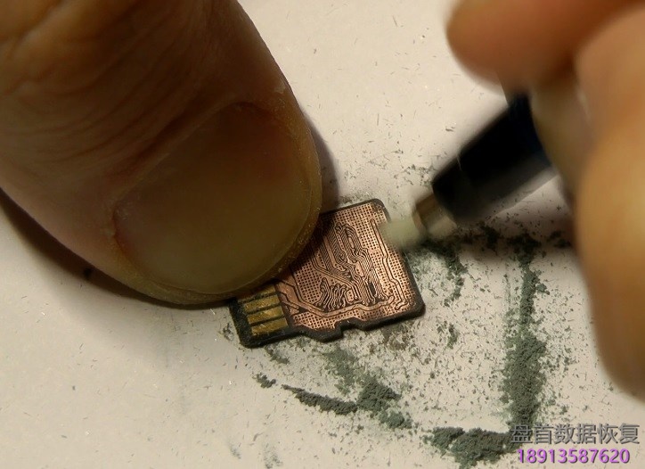 使用玻璃纤维笔刷打磨一体Flash封装MicroSD卡