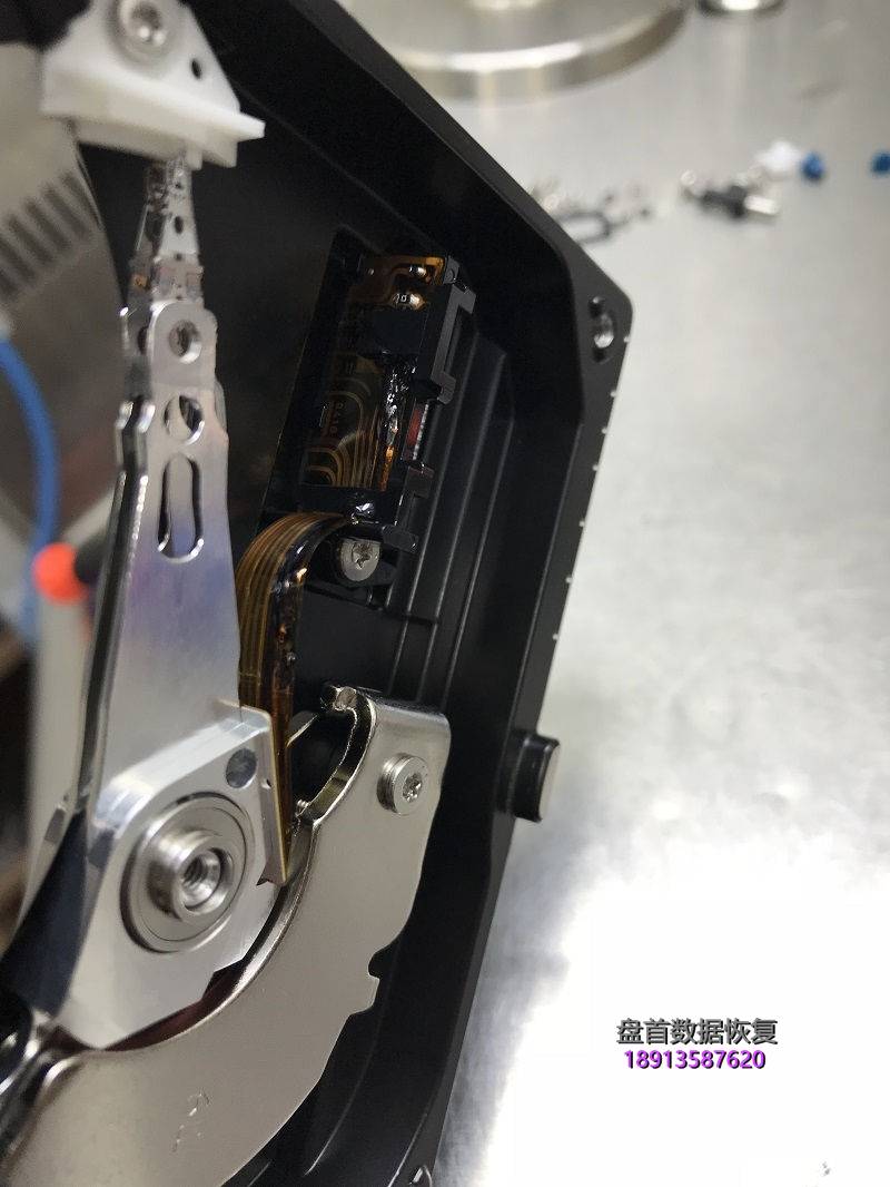 WD5000AAKX电源插反至磁头烧成焦炭，硬盘盘片受到了磁头烧坏的烟尘严重污染数据恢复成功
