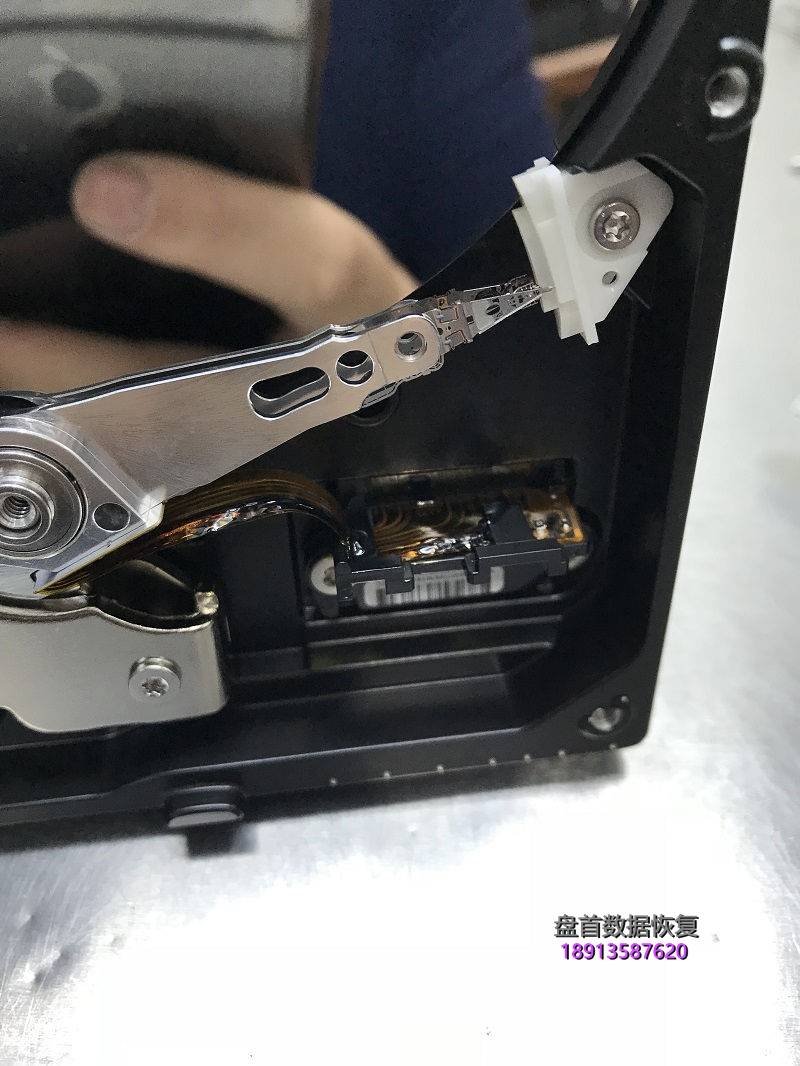 WD5000AAKX电源插反至磁头烧成焦炭，硬盘盘片受到了磁头烧坏的烟尘严重污染数据恢复成功