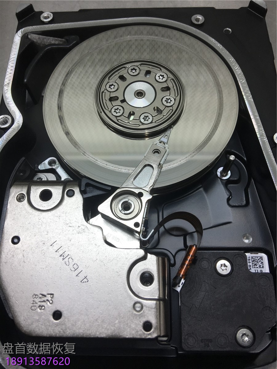 三块服务器SAS硬盘 二次开盘 ，无尘室里打开一看全部划伤了