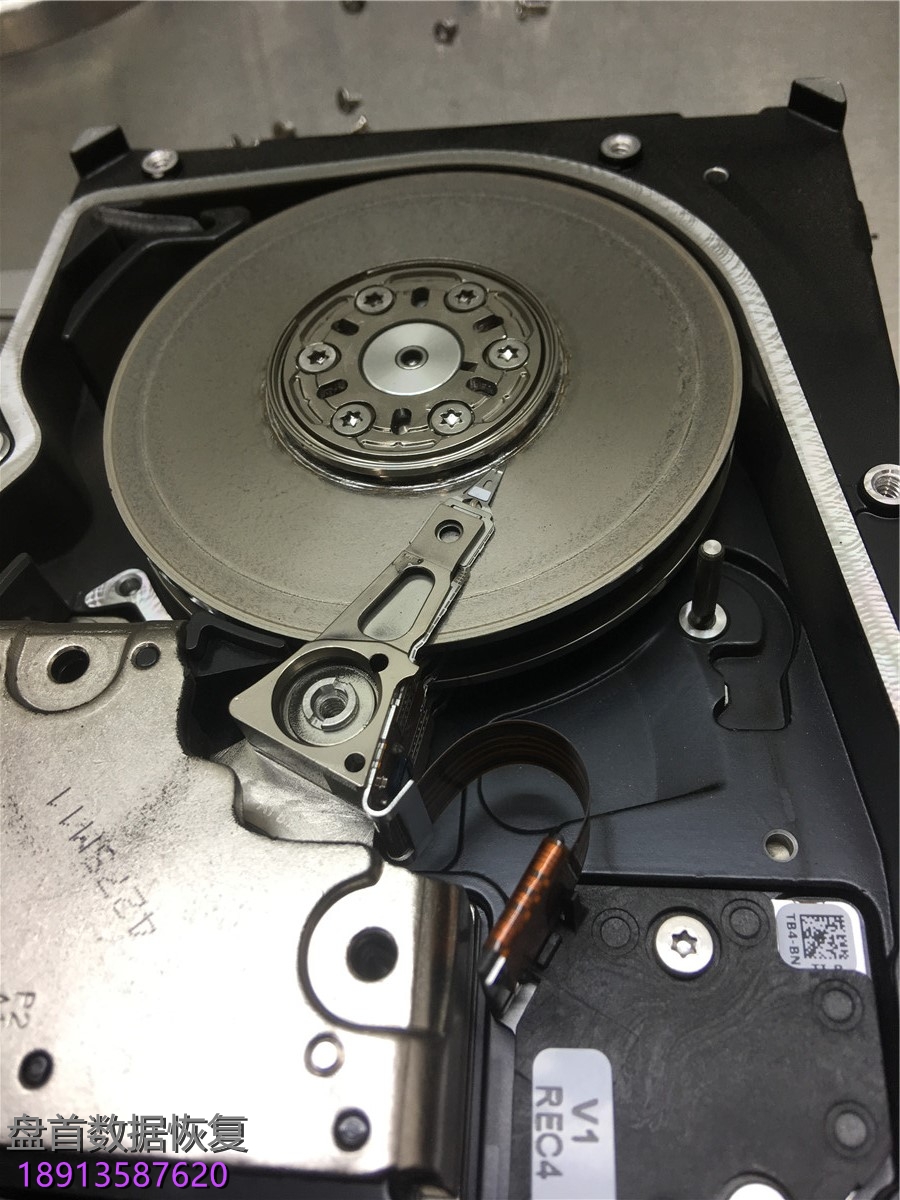 三块服务器SAS硬盘 二次开盘 ，无尘室里打开一看全部划伤了