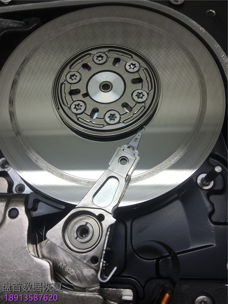 三块服务器SAS硬盘 二次开盘 ，无尘室里打开一看全部划伤了