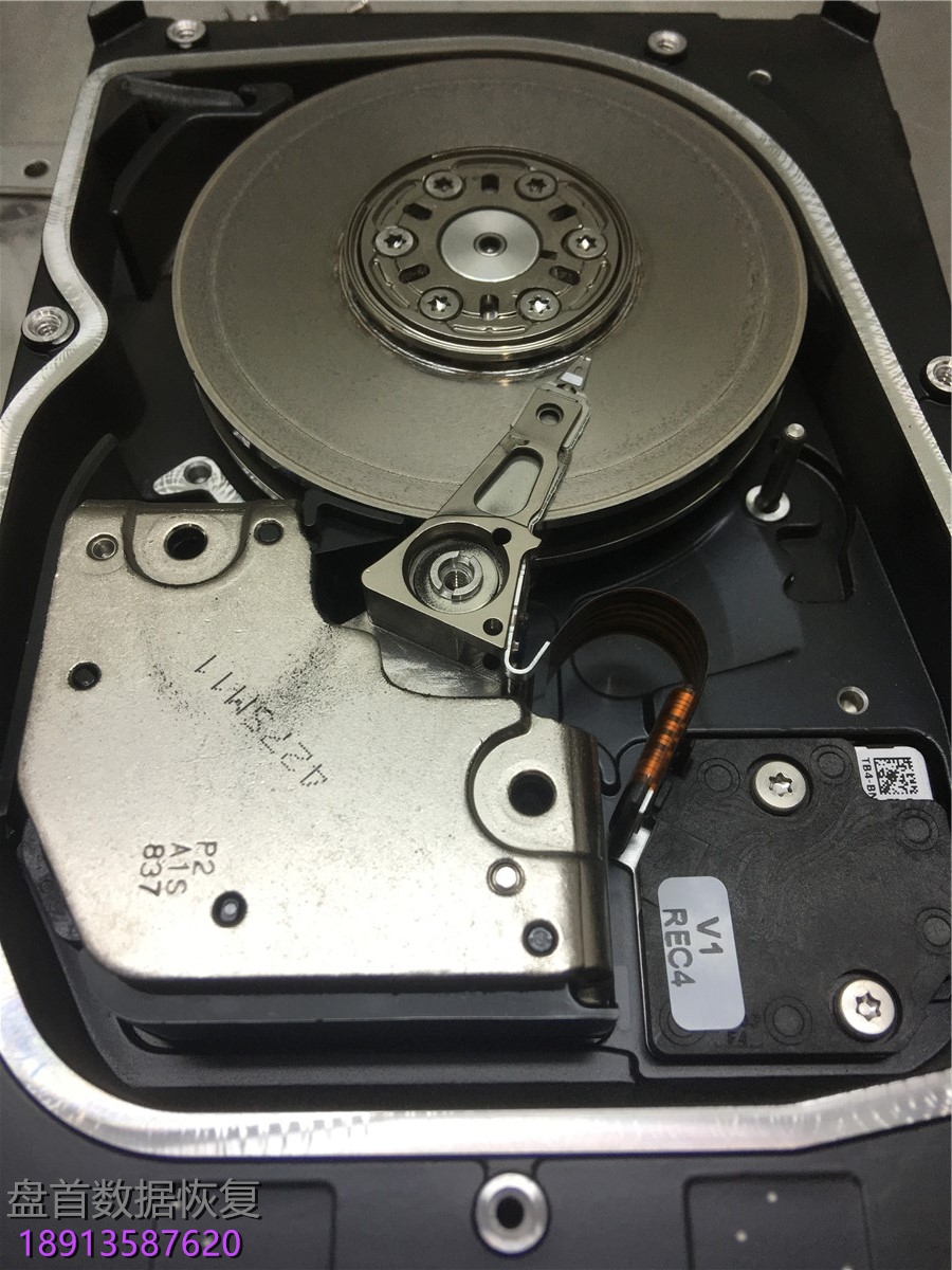 三块服务器SAS硬盘 二次开盘 ，无尘室里打开一看全部划伤了