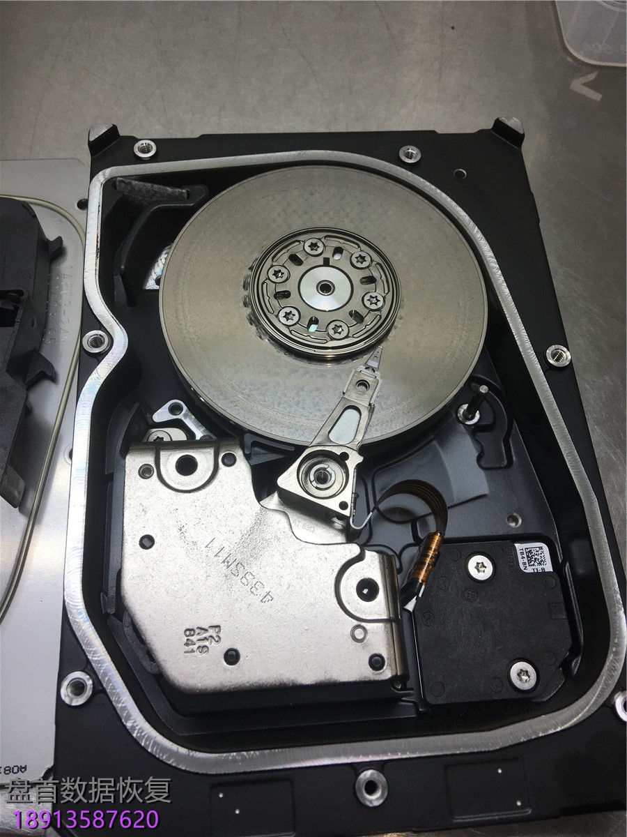 三块服务器SAS硬盘 二次开盘 ，无尘室里打开一看全部划伤了