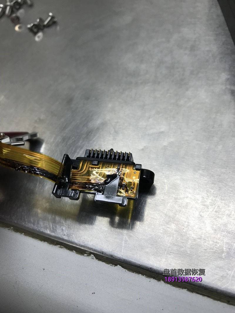 WD5000AAKX电源插反至磁头烧成焦炭，硬盘盘片受到了磁头烧坏的烟尘严重污染数据恢复成功