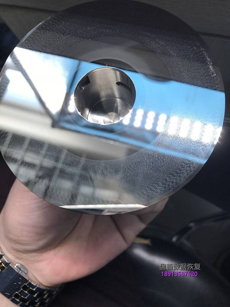 WD5000AAKX电源插反至磁头烧成焦炭，硬盘盘片受到了磁头烧坏的烟尘严重污染数据恢复成功