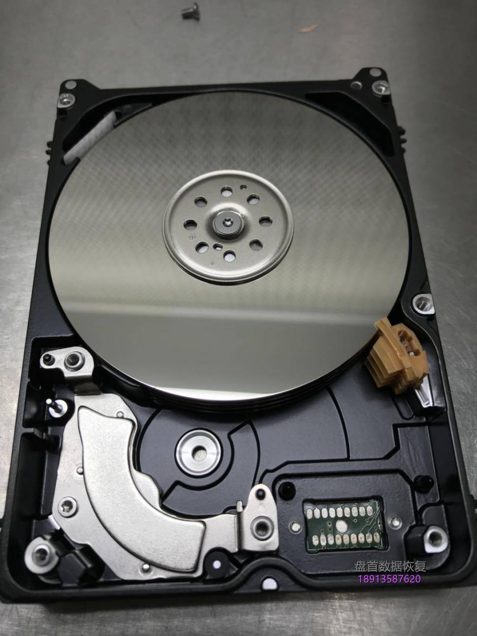 西数My passport 2TB移动硬盘WD20NMVW-11AV3S3原生USB接口磁头损坏变形划伤盘片!总共报废损坏了5块同型号的配件硬盘才把数据恢复成功。 西数My passport 2TB移动硬盘WD20NMVW-11AV3S3磁头损坏划伤盘片数据恢复成功