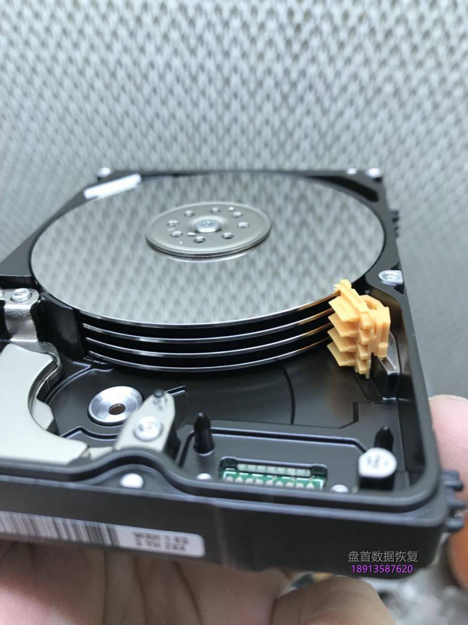 西数My passport 2TB移动硬盘WD20NMVW-11AV3S3原生USB接口磁头损坏变形划伤盘片!总共报废损坏了5块同型号的配件硬盘才把数据恢复成功。 西数My passport 2TB移动硬盘WD20NMVW-11AV3S3磁头损坏划伤盘片数据恢复成功