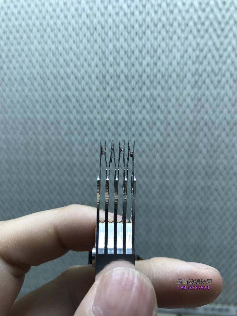 st4000lm024希捷4t移动硬盘摔坏导致磁头变形通电尝试后电-31 ST4000LM024希捷4T移动硬盘摔坏导致磁头变形通电尝试后电机停转，数据恢复成功