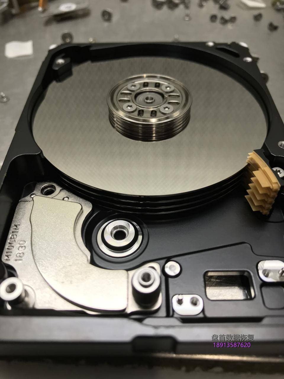 st4000lm024希捷4t移动硬盘摔坏导致磁头变形通电尝试后电-31 ST4000LM024希捷4T移动硬盘摔坏导致磁头变形通电尝试后电机停转，数据恢复成功